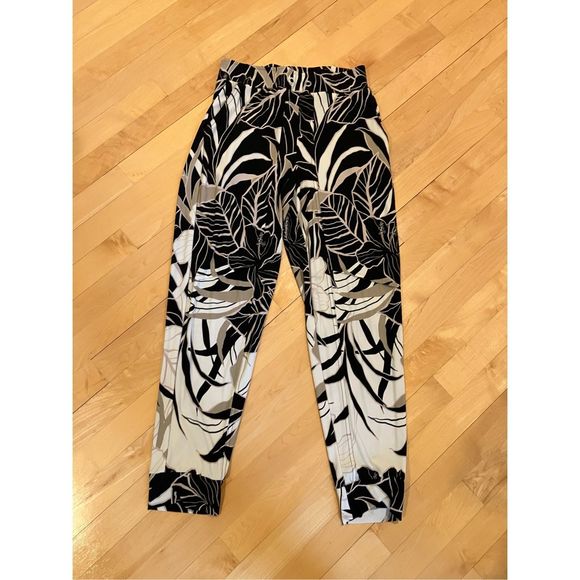 Joseph Ribkoff Pants - Joseph Ribkoff Floral Joggers, size 6